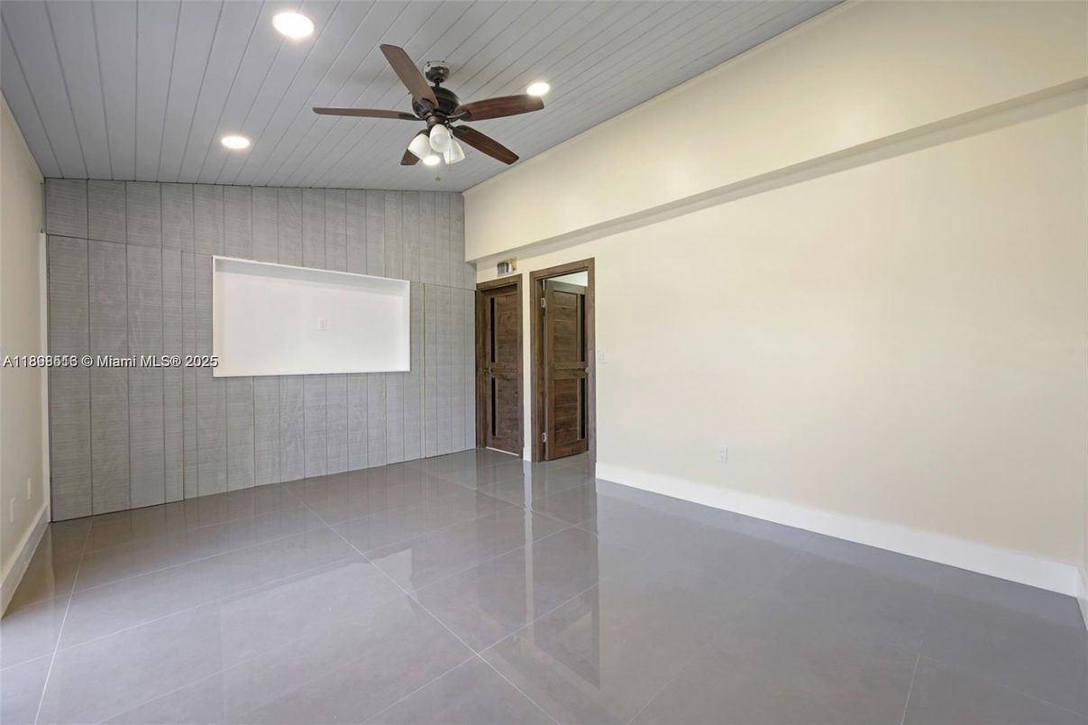 Empty room, Interior, Recessed Lighting