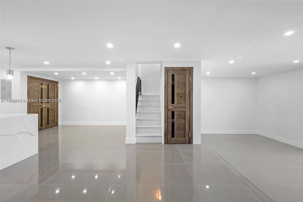 Empty room, Interior, Pendant Lights, Recessed Lighting