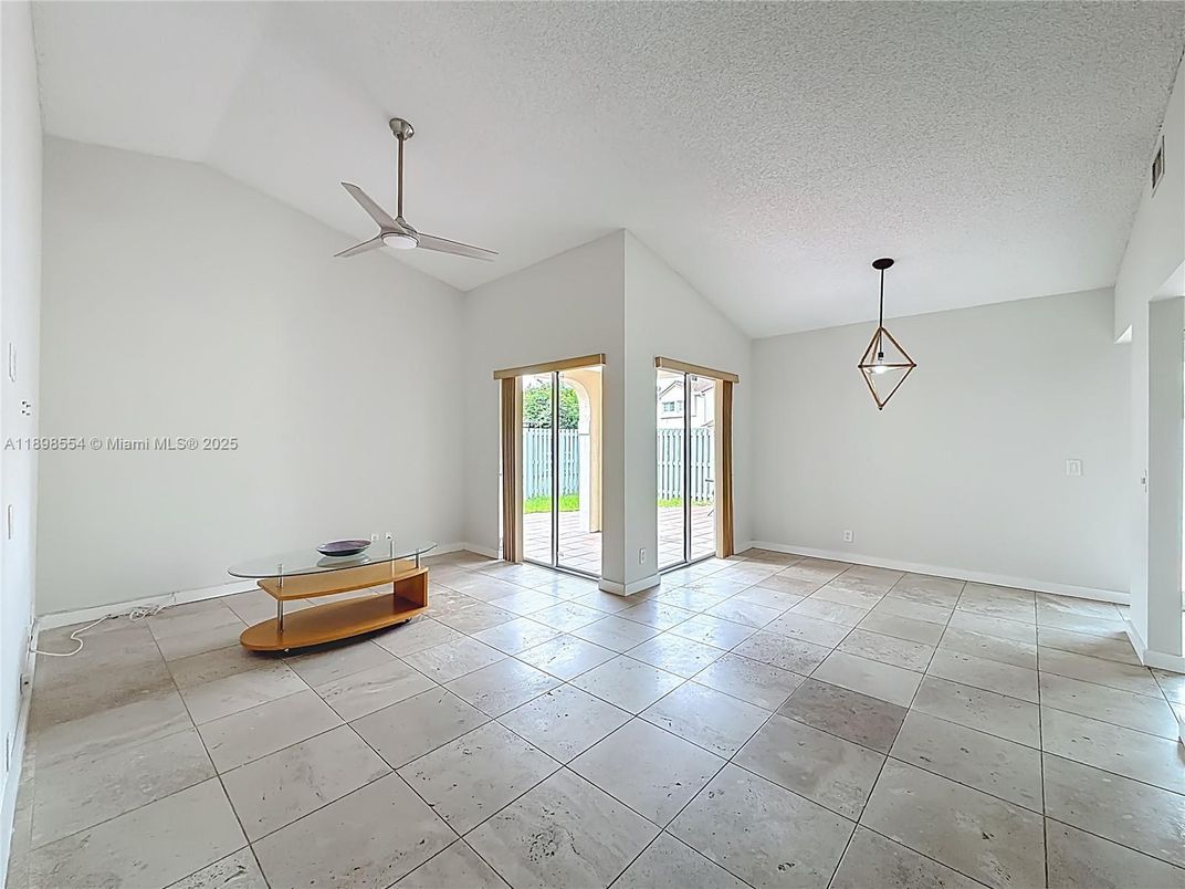 Empty room, Interior, Pendant Lights