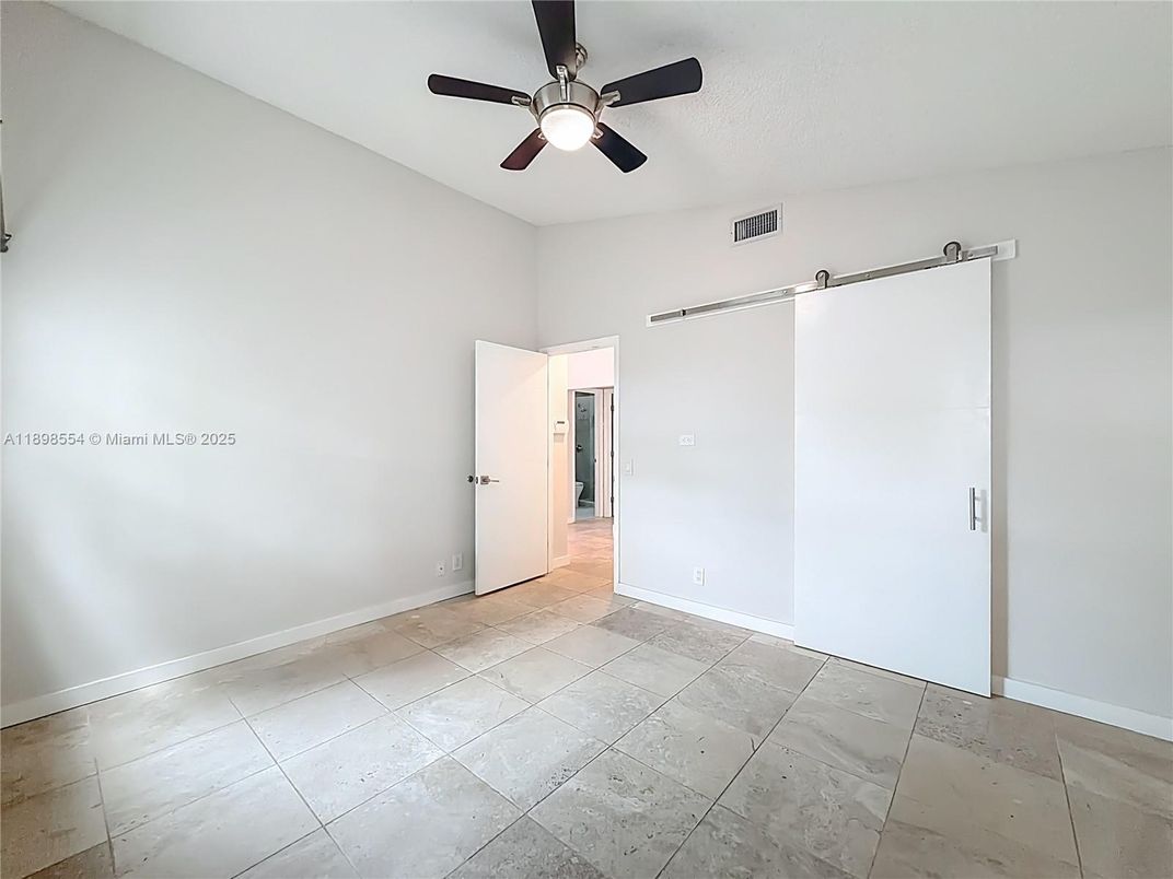 Empty room, Interior