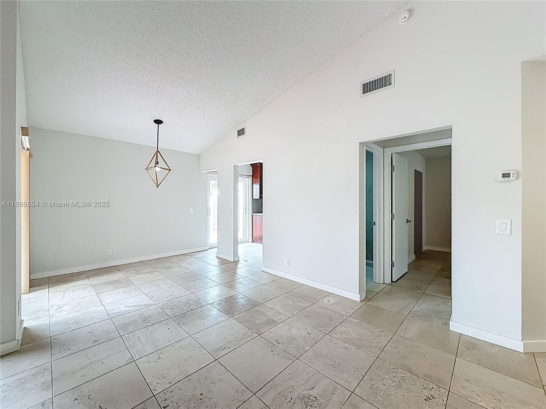 Empty room, Interior, Pendant Lights