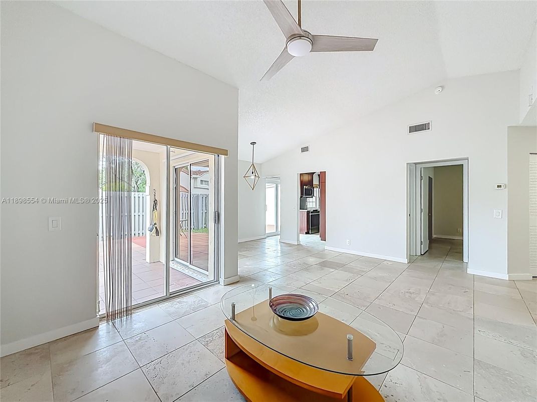 Empty room, Interior, Pendant Lights