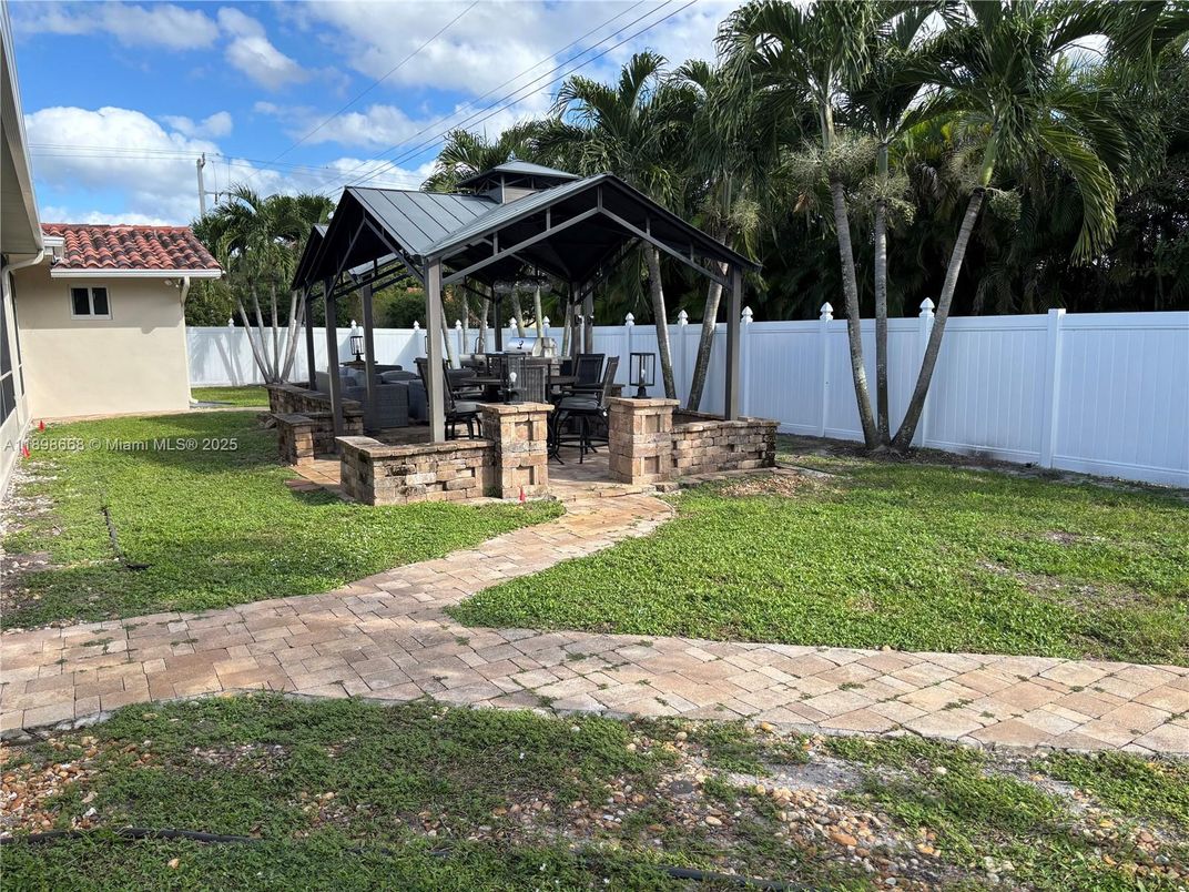 Backyard, Exterior, Outdoor Kitchen