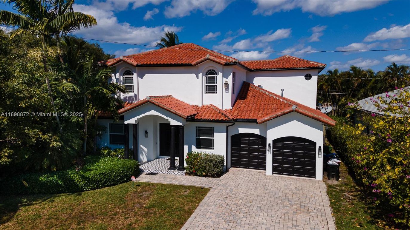 Attached, Exterior, Facade, Spanish Mediterranean