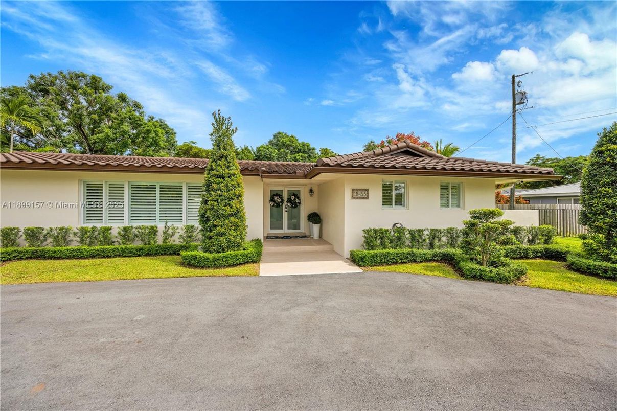 Exterior, Facade, Spanish Mediterranean