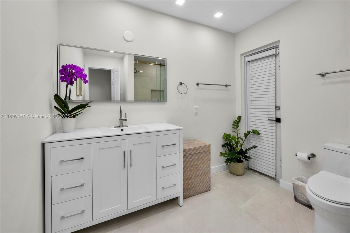 Bathroom, Dual Sink Vanities, Interior, Recessed Lighting