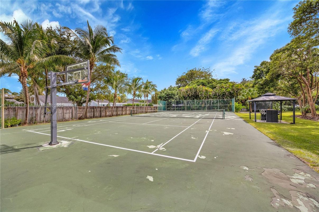 Exterior, Tennis Courts