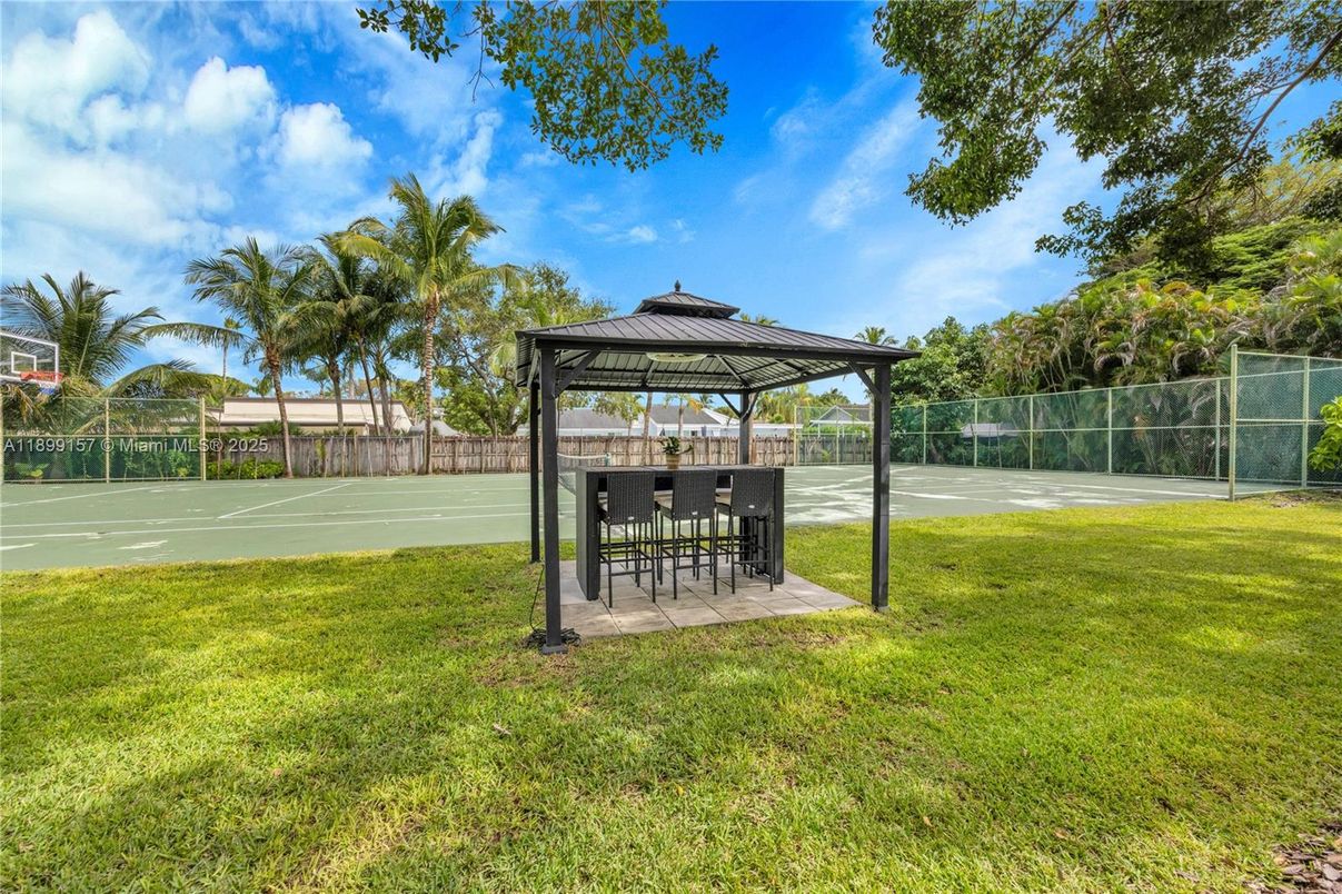 Exterior, Tennis Courts