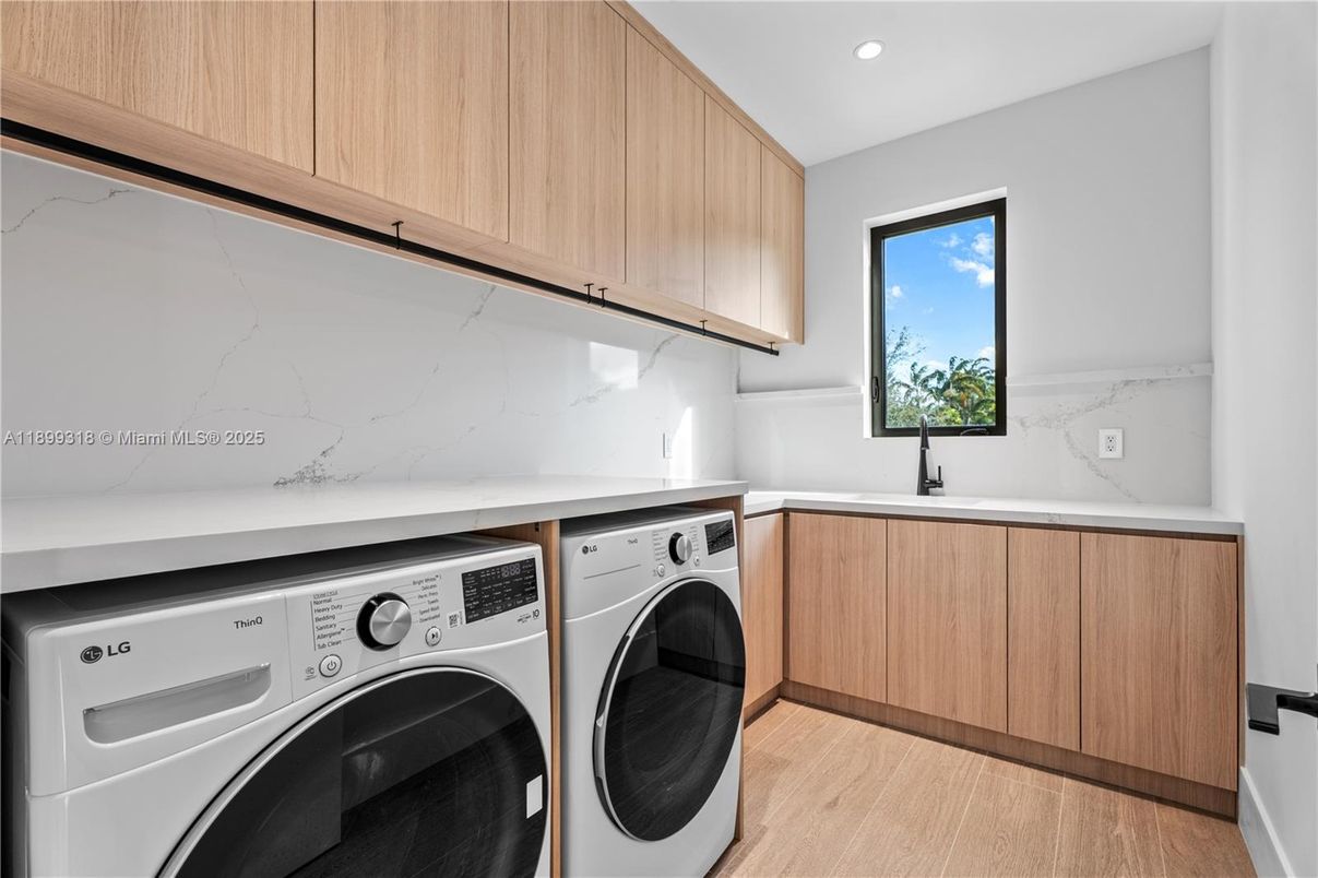 Interior, Recessed Lighting, Washer, Wood Texture Flooring