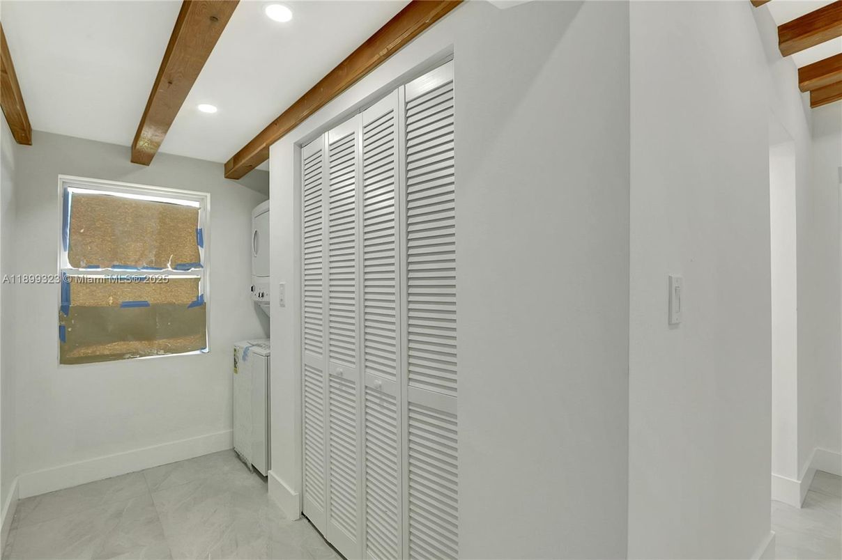 Empty room, Interior, Recessed Lighting, Wooden Beams