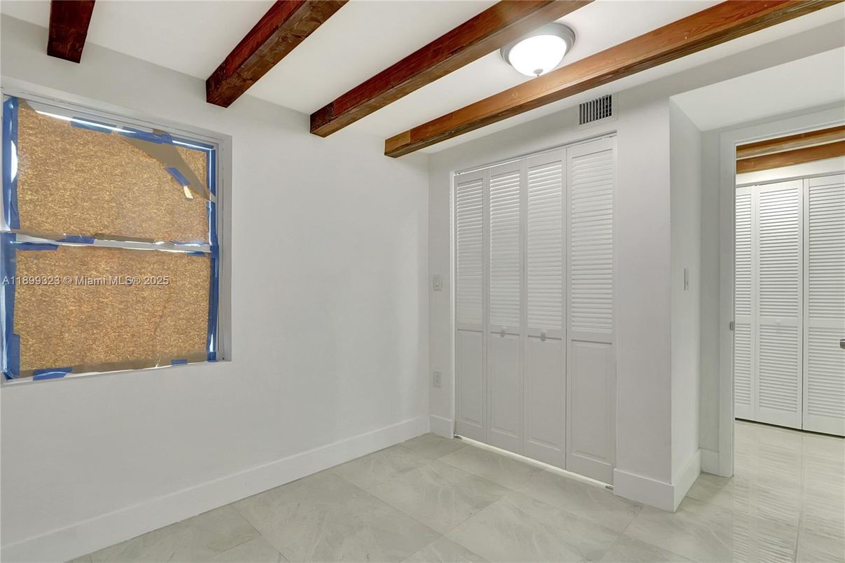 Empty room, Interior, Wooden Beams