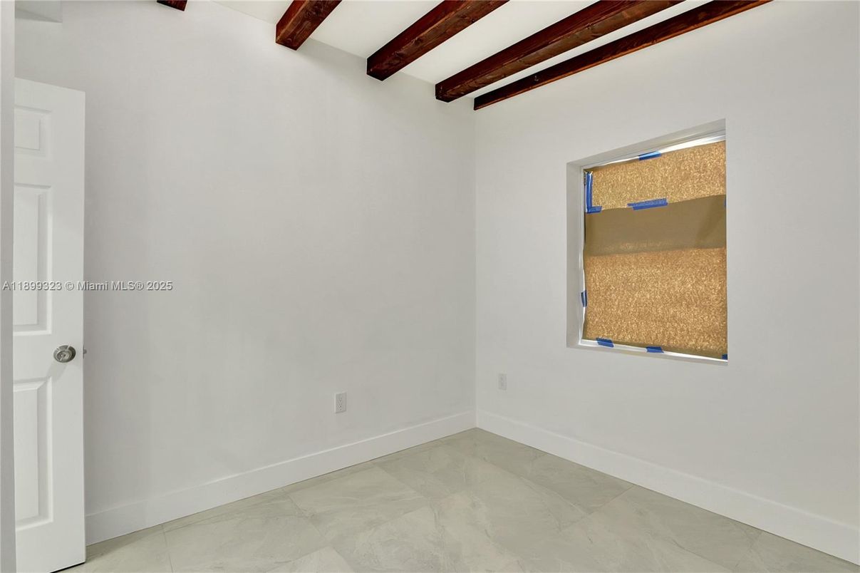 Empty room, Interior, Wooden Beams