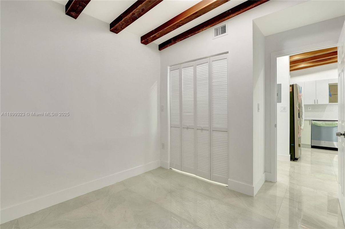 Empty room, Interior, Wooden Beams