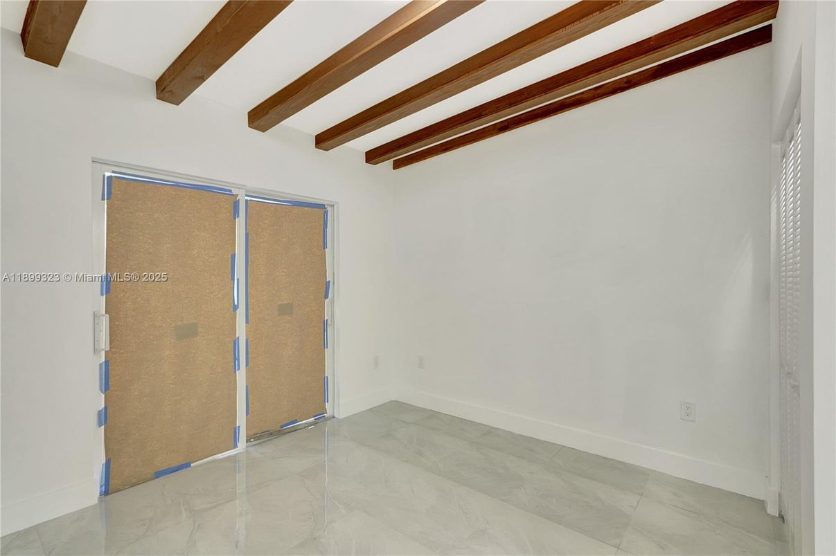 Empty room, Interior, Wooden Beams