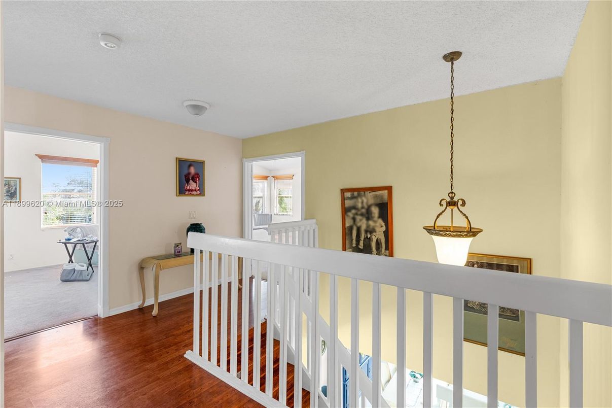 Interior, Pendant Lights, Wood Texture Flooring