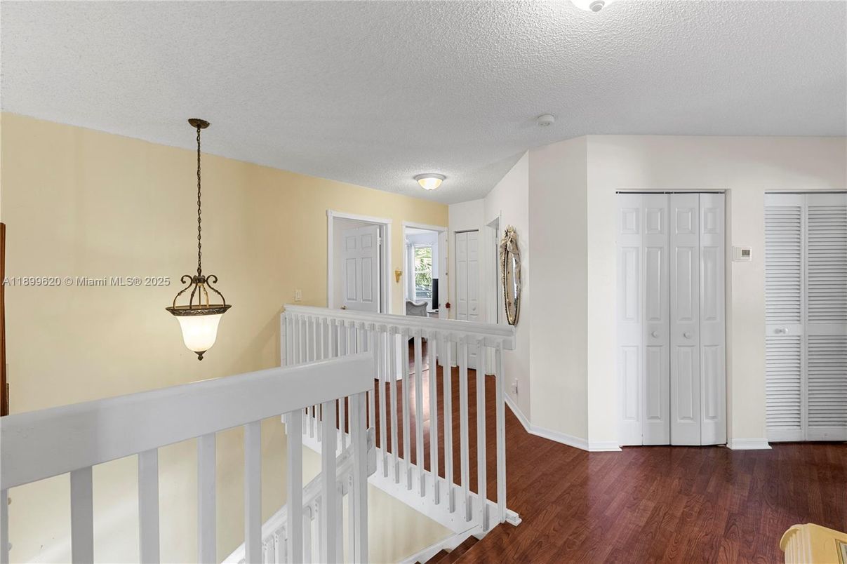 Interior, Pendant Lights, Wood Texture Flooring