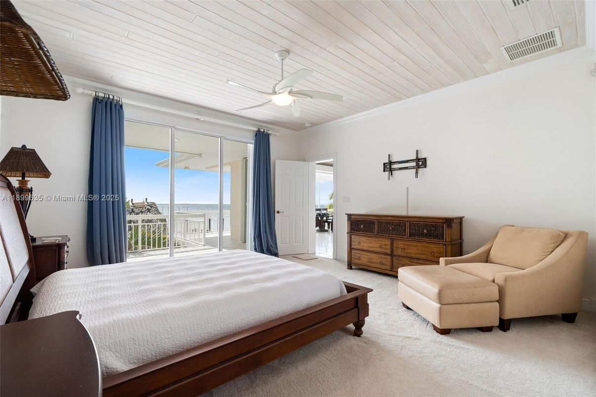 Bedroom, Interior, Water
