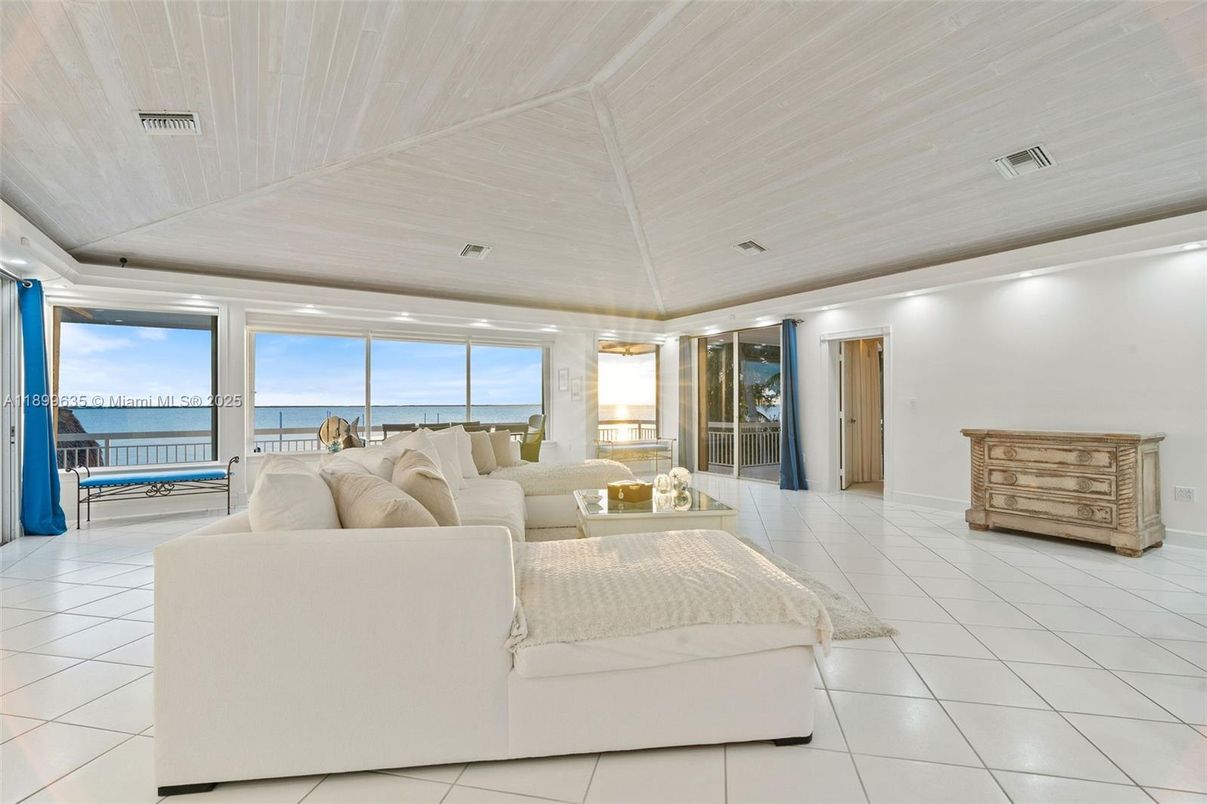Interior, Living room, Recessed Lighting, Water
