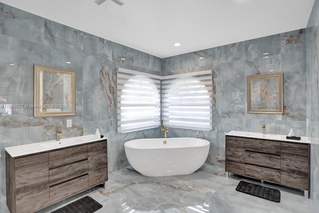 Bathroom, Dual Sink Vanities, Free Standing Baths, Interior, Recessed Lighting