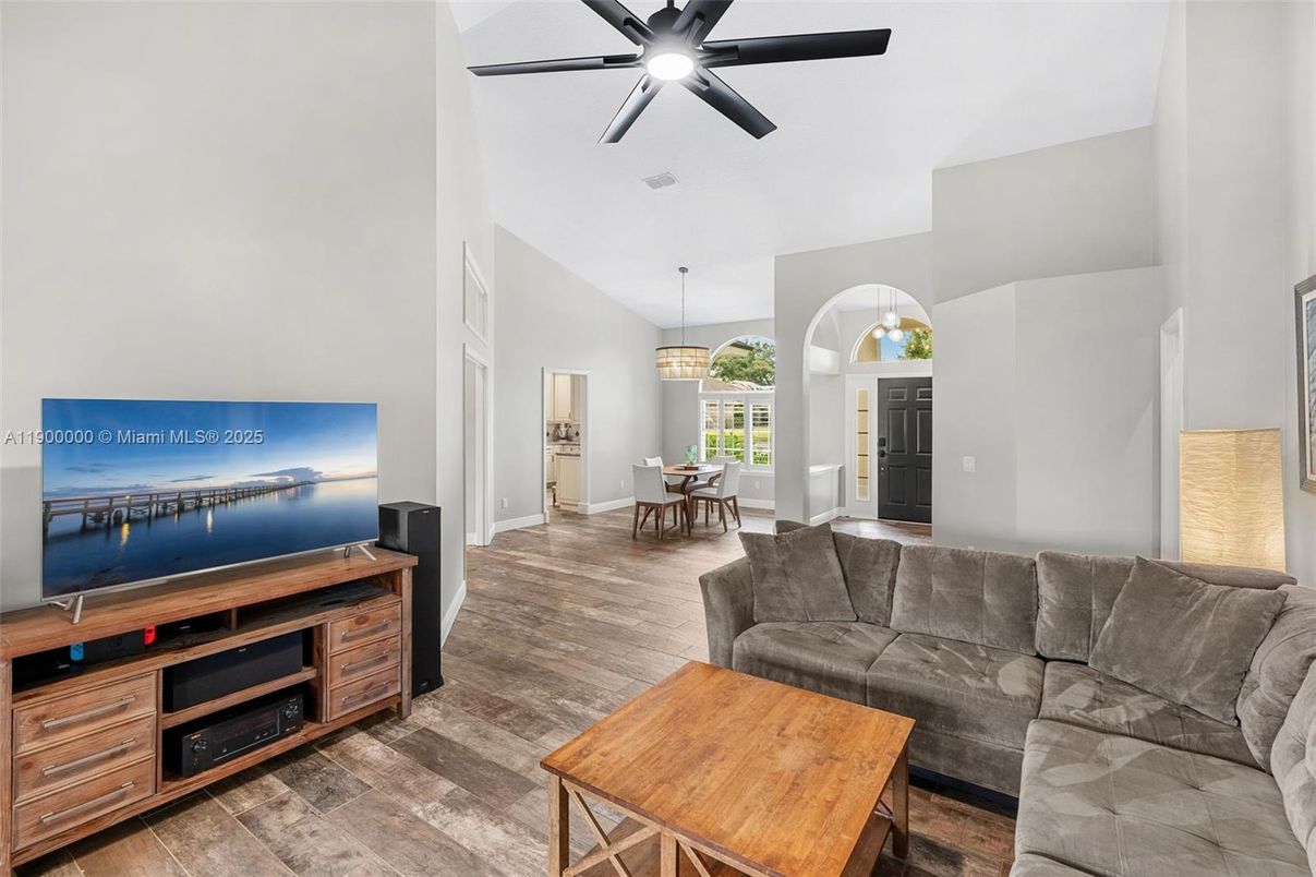Chandelier, Dining room, Interior, Living room, Pendant Lights, Wood Texture Flooring