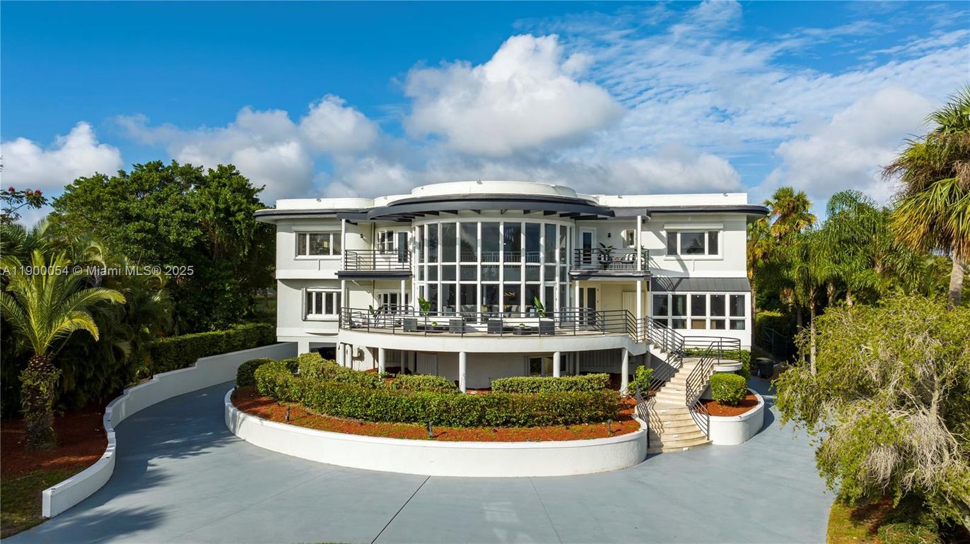 Exterior, Facade, Modern