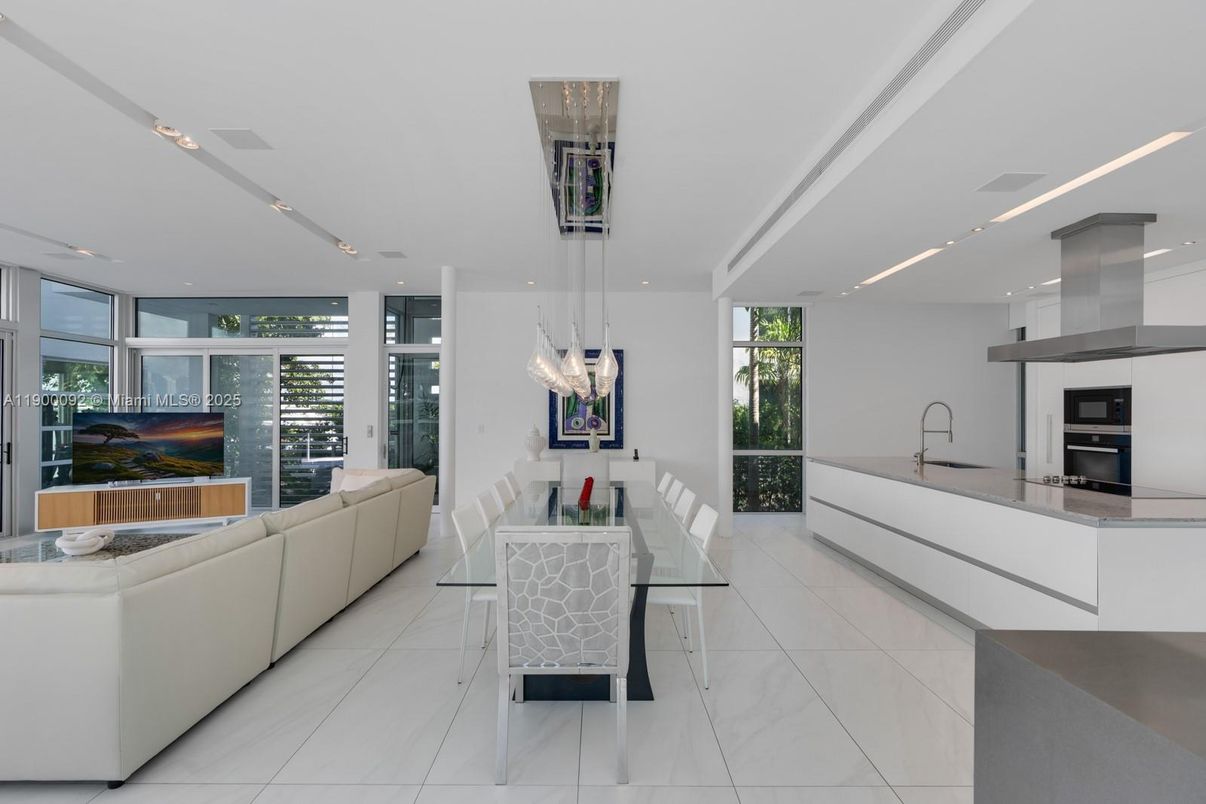 Dining room, Interior, Kitchen, Living room, Pendant Lights, Recessed Lighting, Stainless Steel Appliances