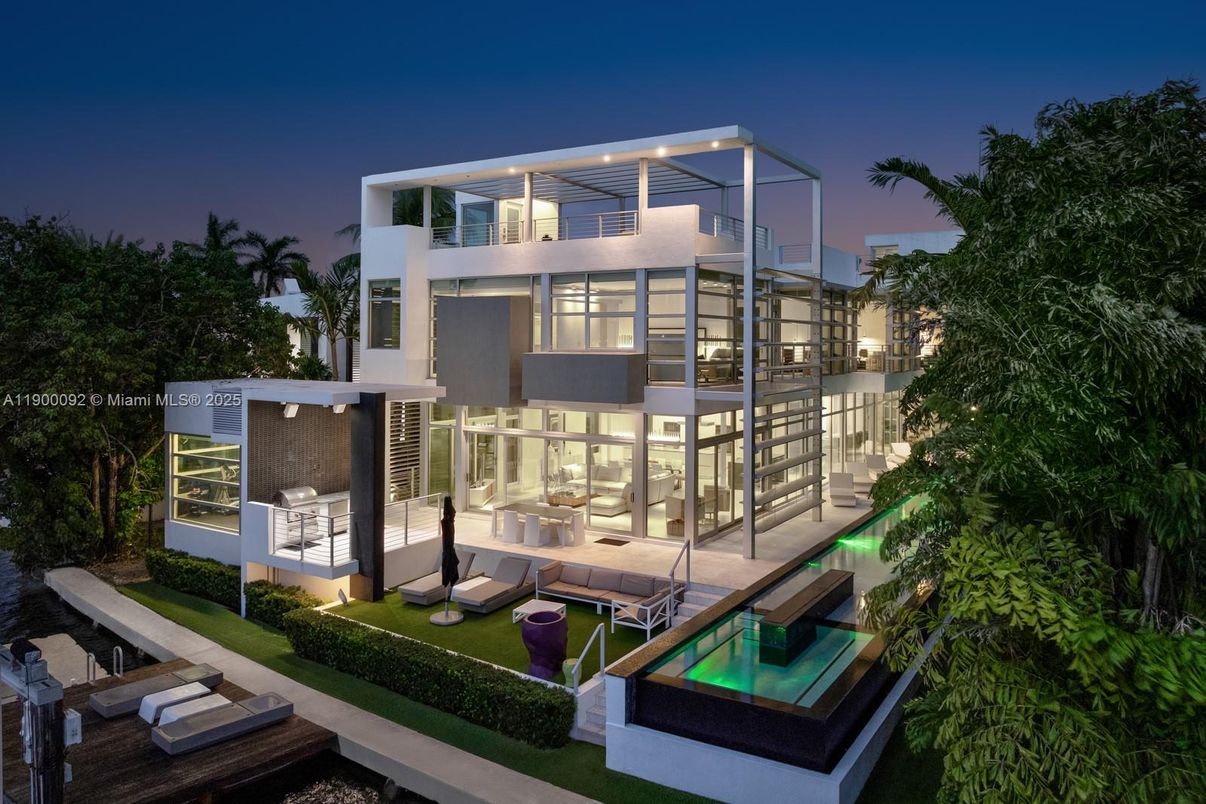 Exterior, Facade, Pool, Modern