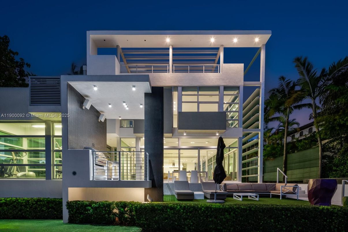 Exterior, Facade, Modern