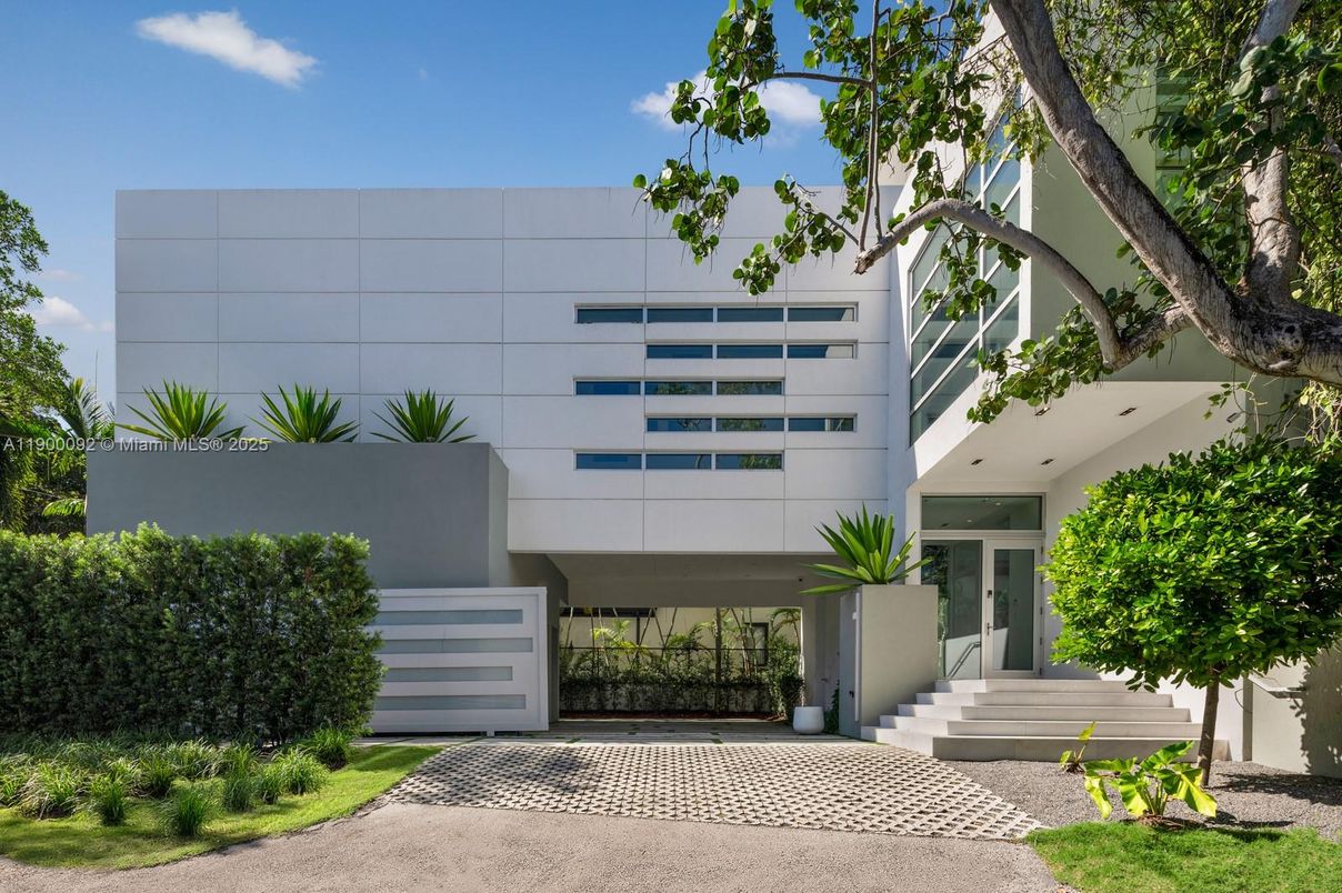 Exterior, Facade, Modern