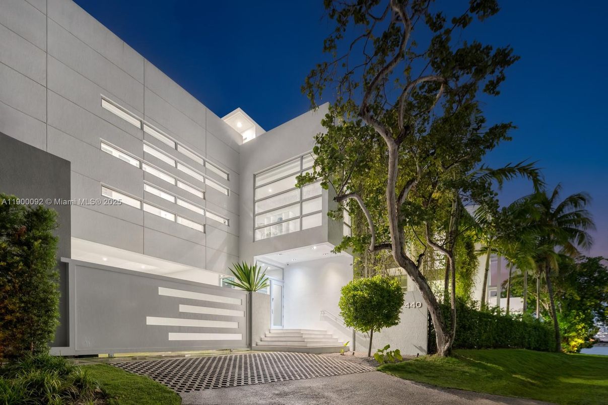 Exterior, Facade, Modern