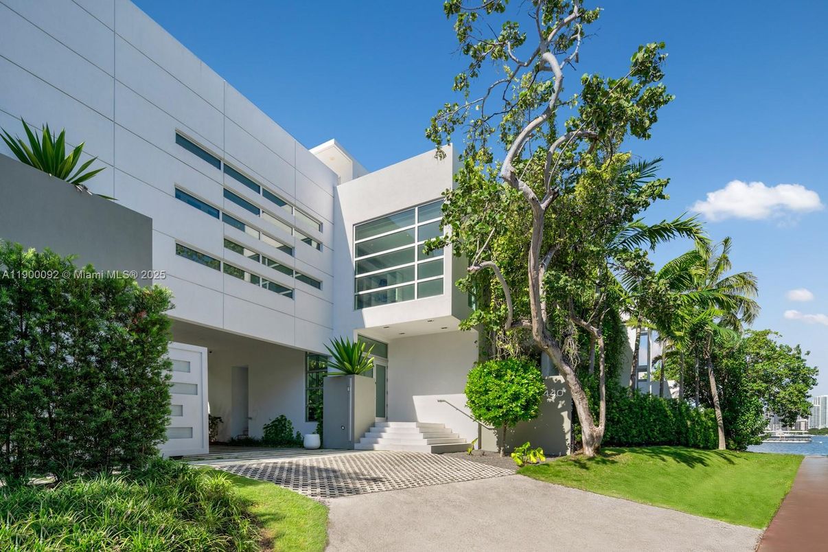Exterior, Facade, Modern
