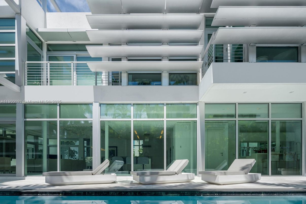 Exterior, Facade, Pool, Modern