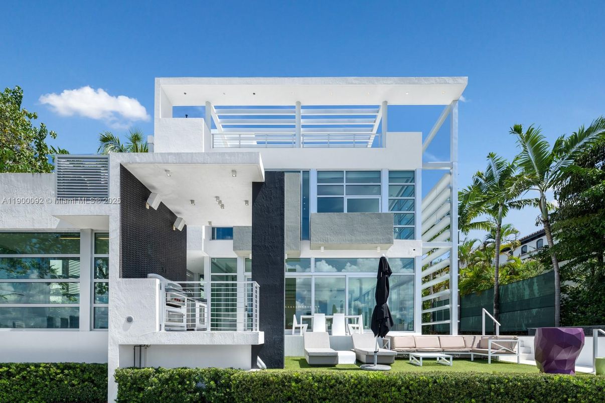 Backyard, Exterior, Facade, Modern