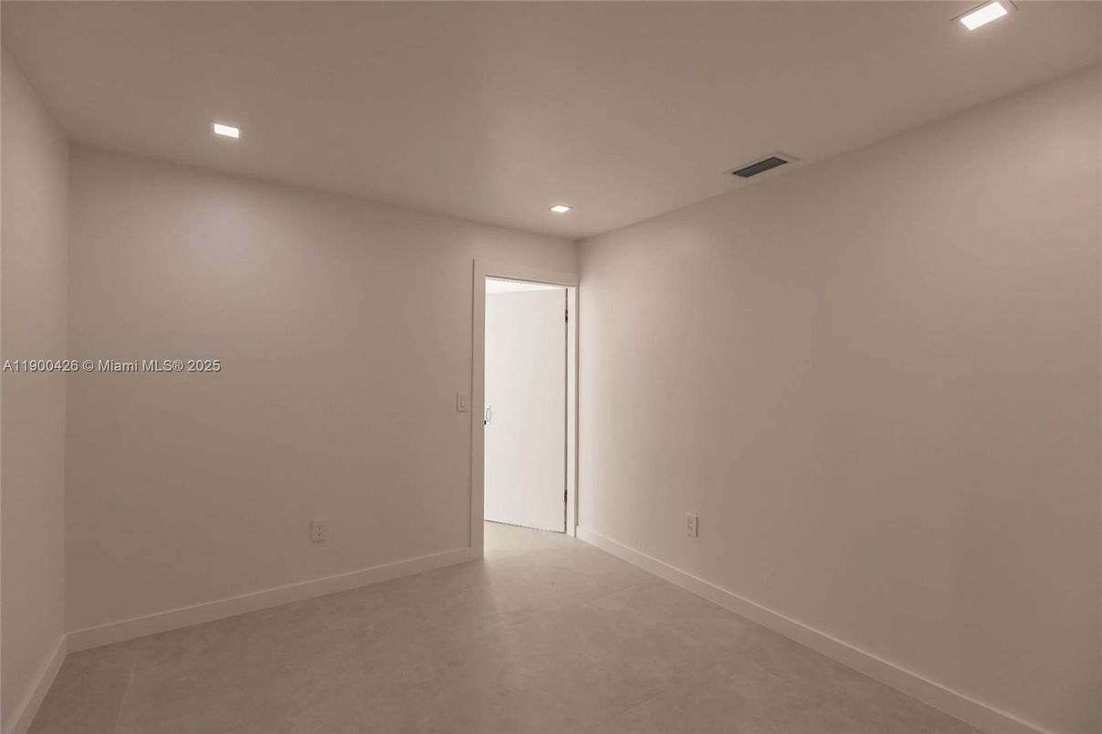 Empty room, Interior, Recessed Lighting