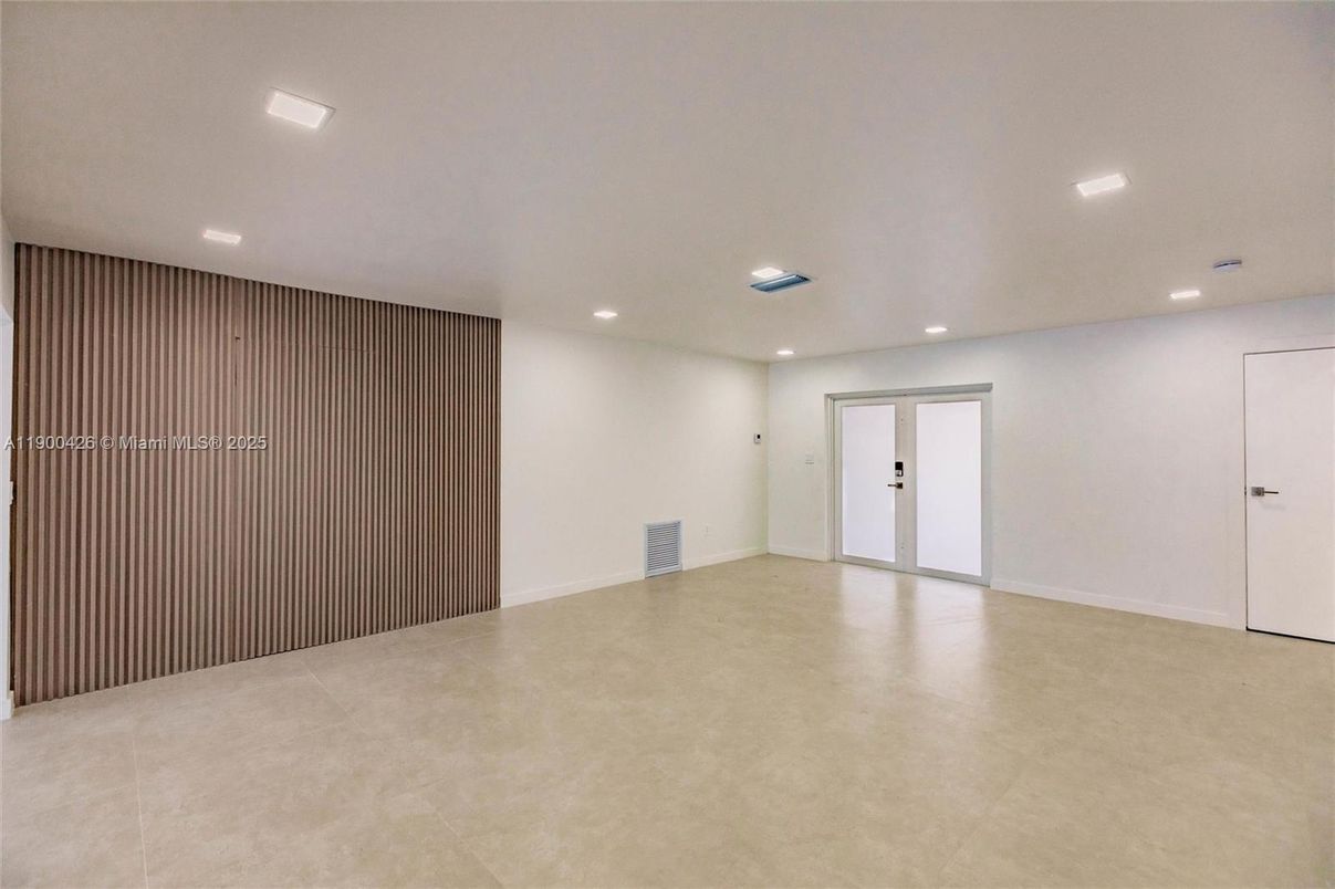 Empty room, Interior, Recessed Lighting