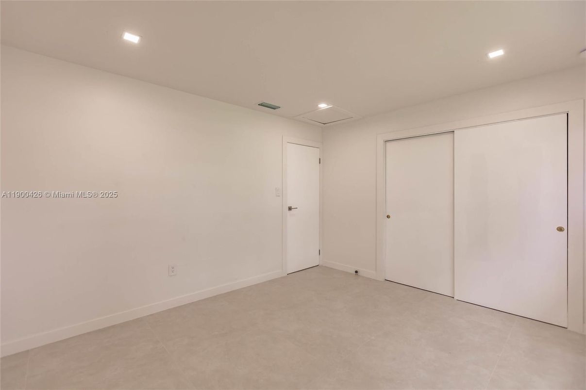 Empty room, Interior, Recessed Lighting