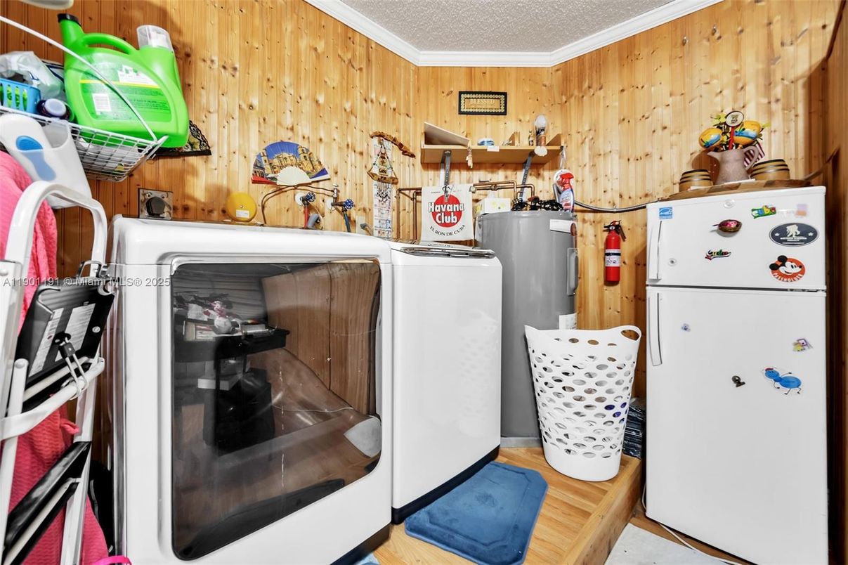 Interior, Kitchen, Washer, Wood Texture Flooring, Wooden Walls