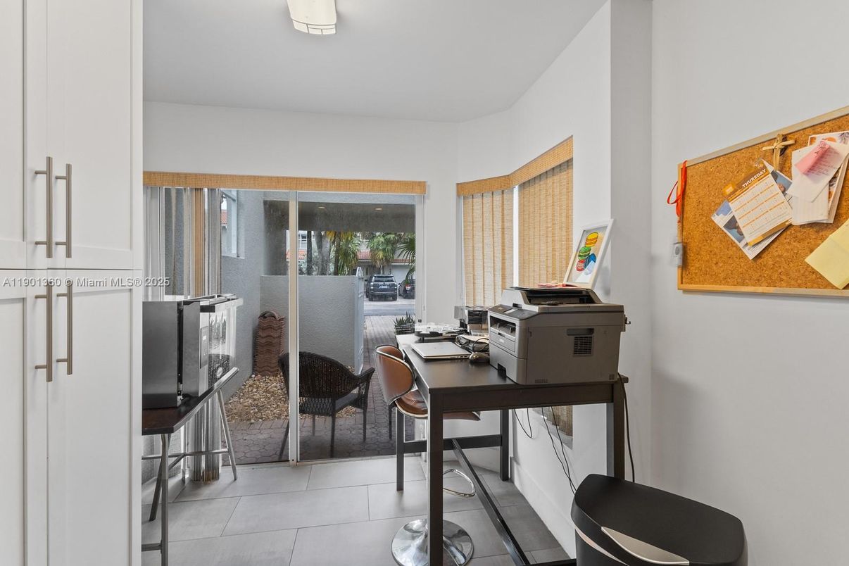Home Office, Interior