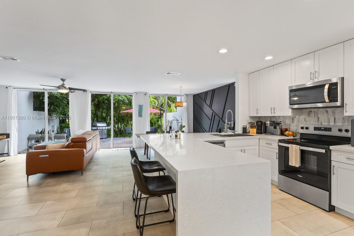 Interior, Kitchen, Living room, Pendant Lights, Recessed Lighting, Stainless Steel Appliances