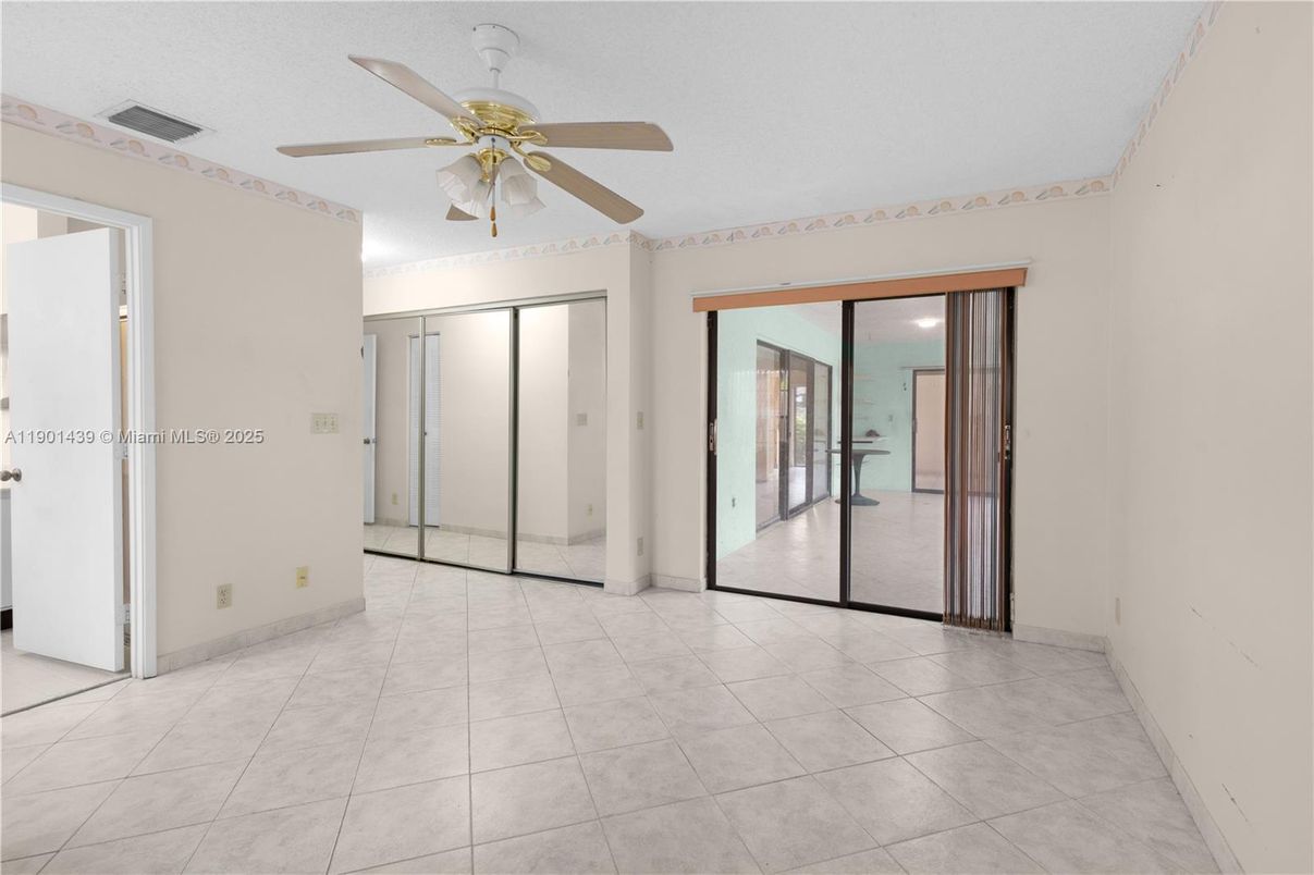 Empty room, Interior