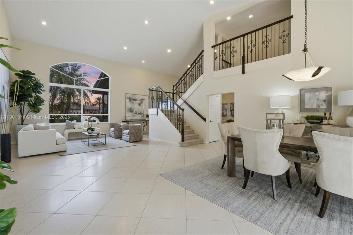 Dining room, Interior, Living room, Pendant Lights, Recessed Lighting