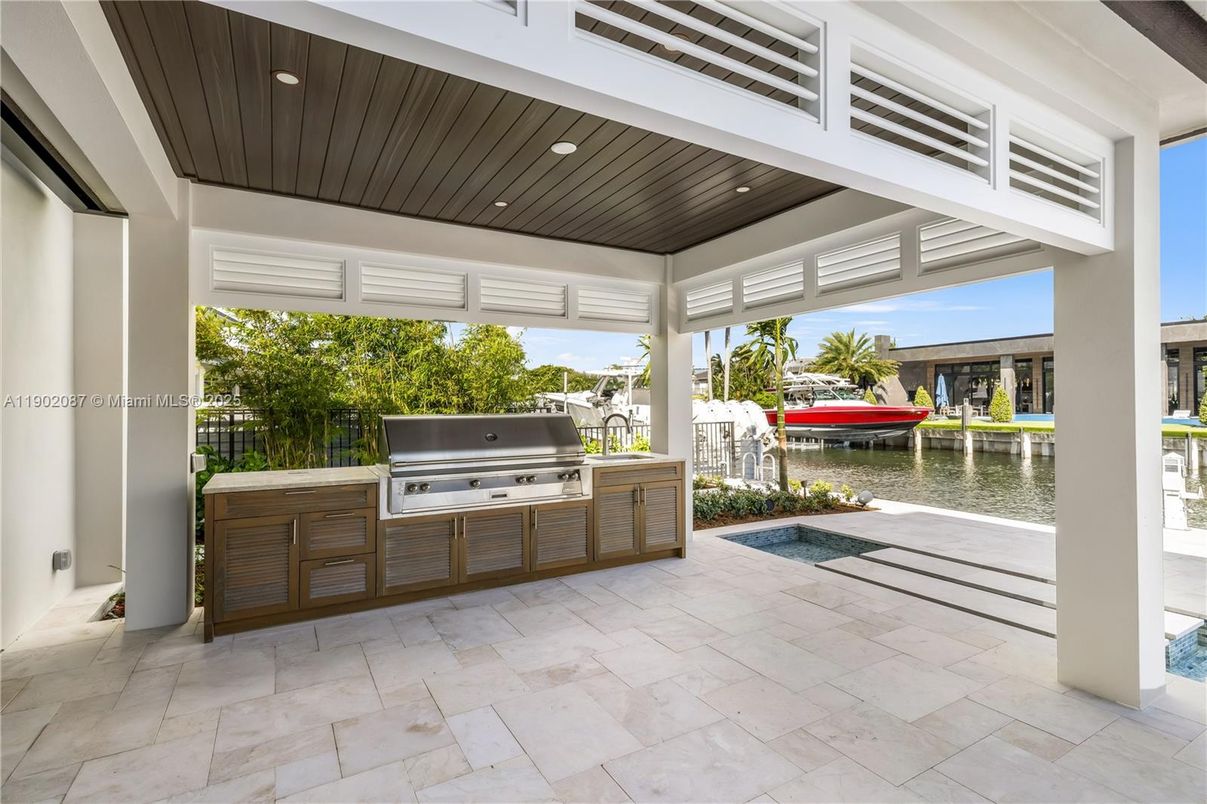 Exterior, Outdoor Kitchen, Water