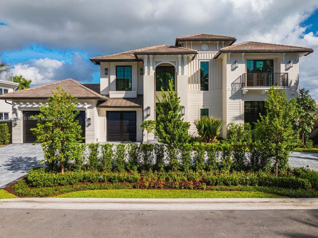 Attached, Exterior, Facade, Mediterranean