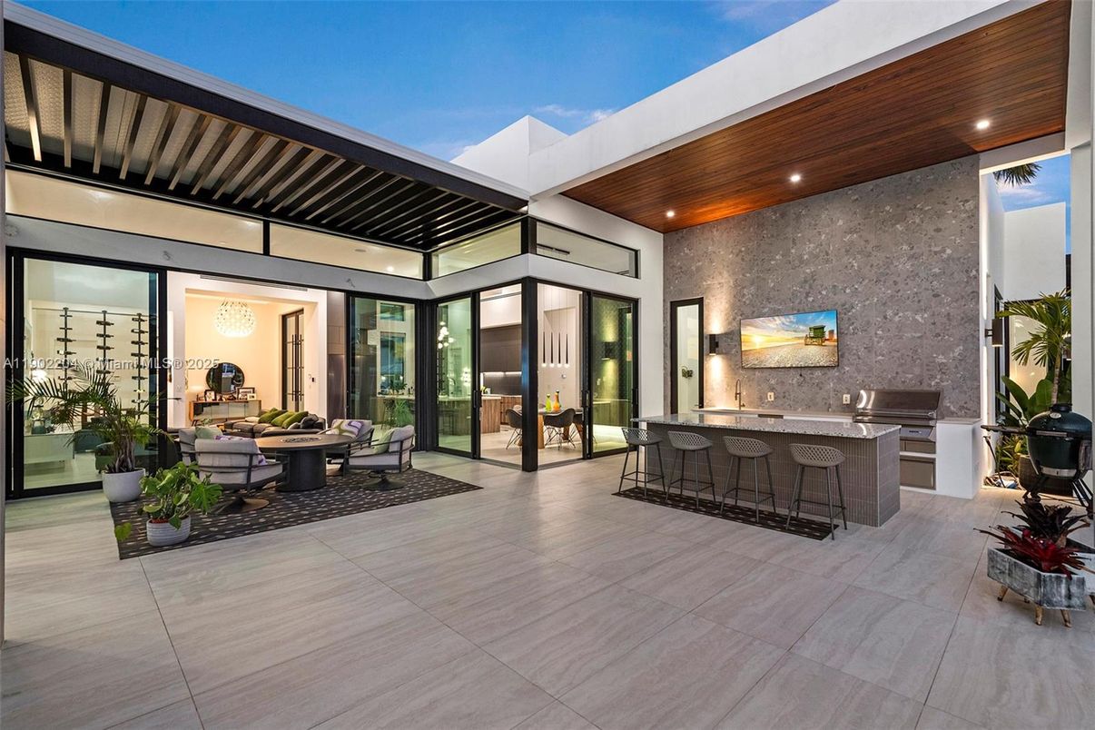 Exterior, Outdoor Kitchen