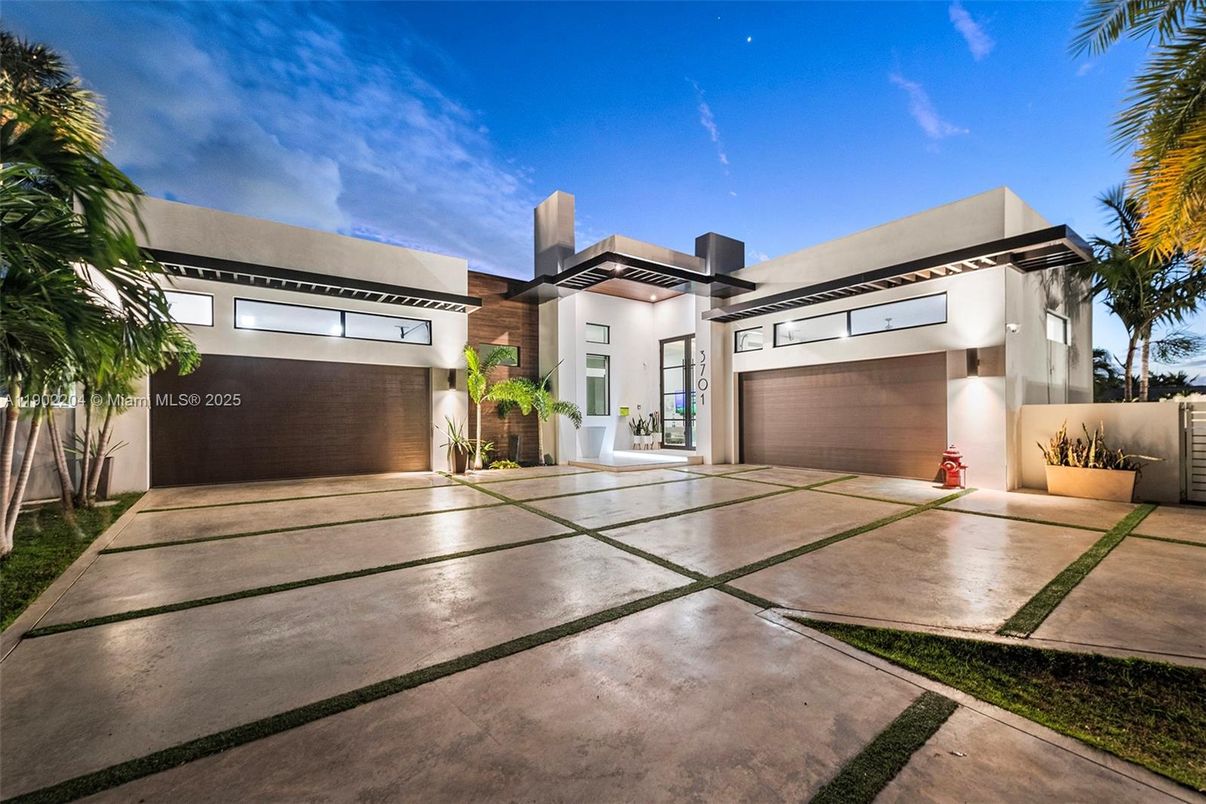 Attached, Exterior, Facade, Modern