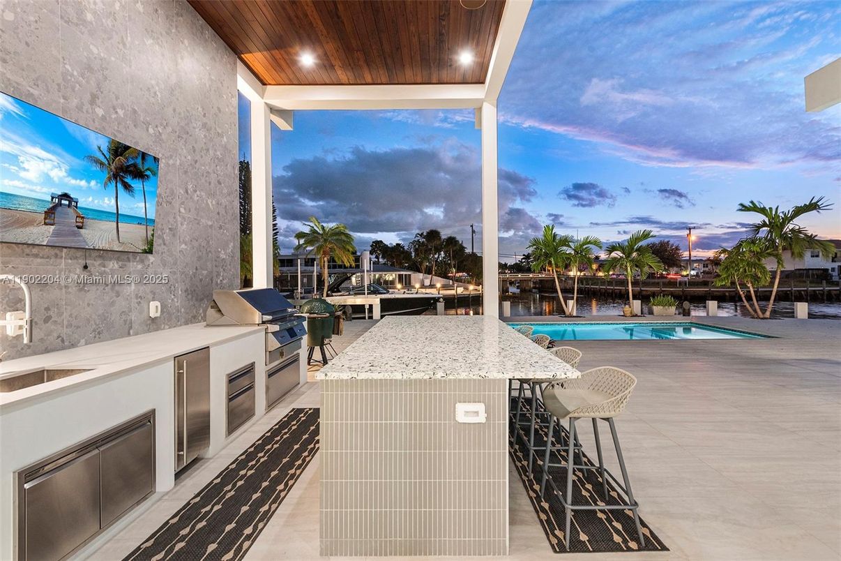 Exterior, Outdoor Kitchen, Pool