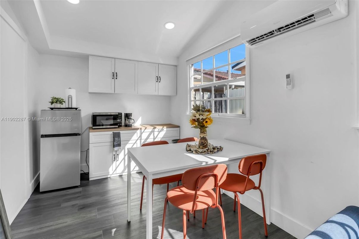 Dining room, Interior, Kitchen, Recessed Lighting, Wood Texture Flooring