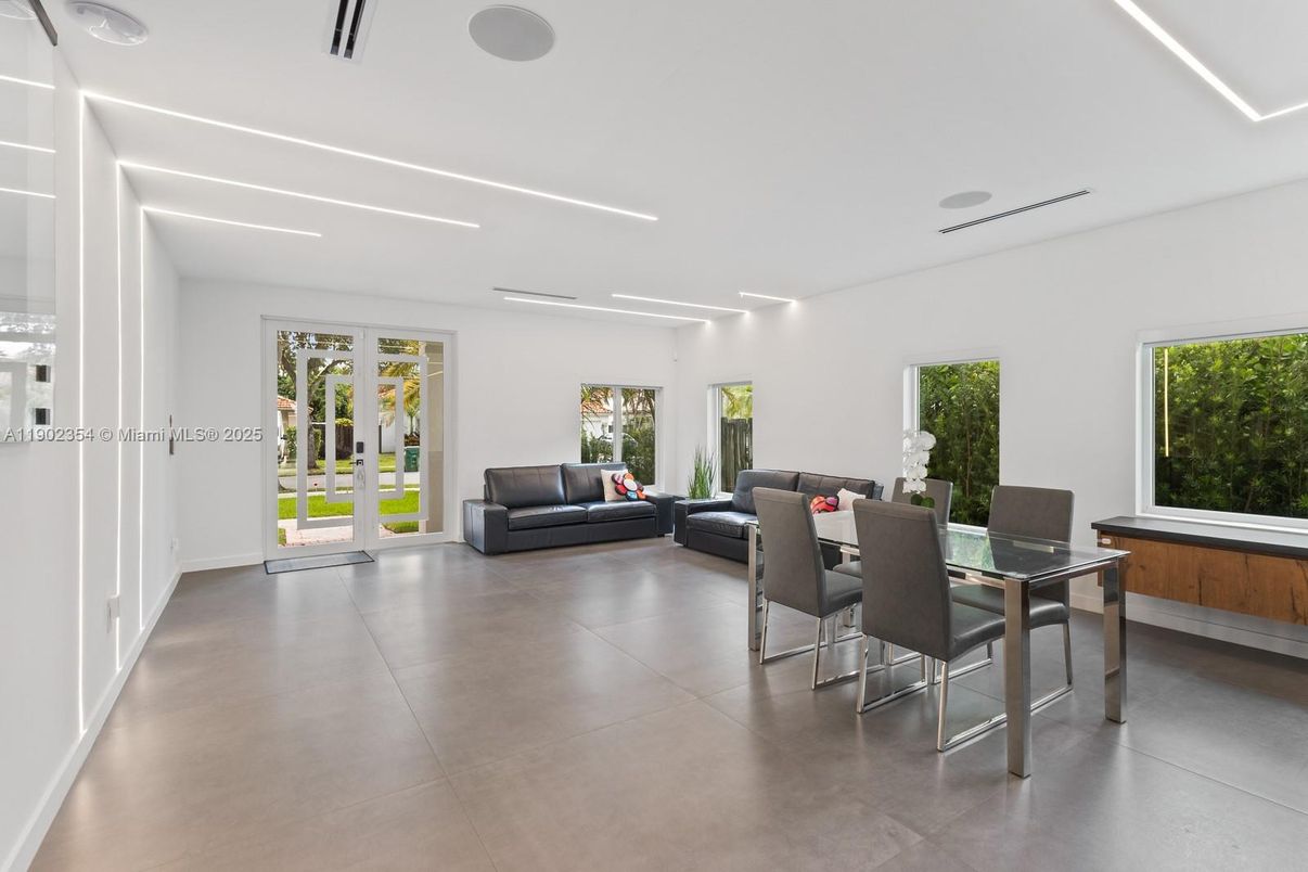 Dining room, Interior, Living room, Recessed Lighting