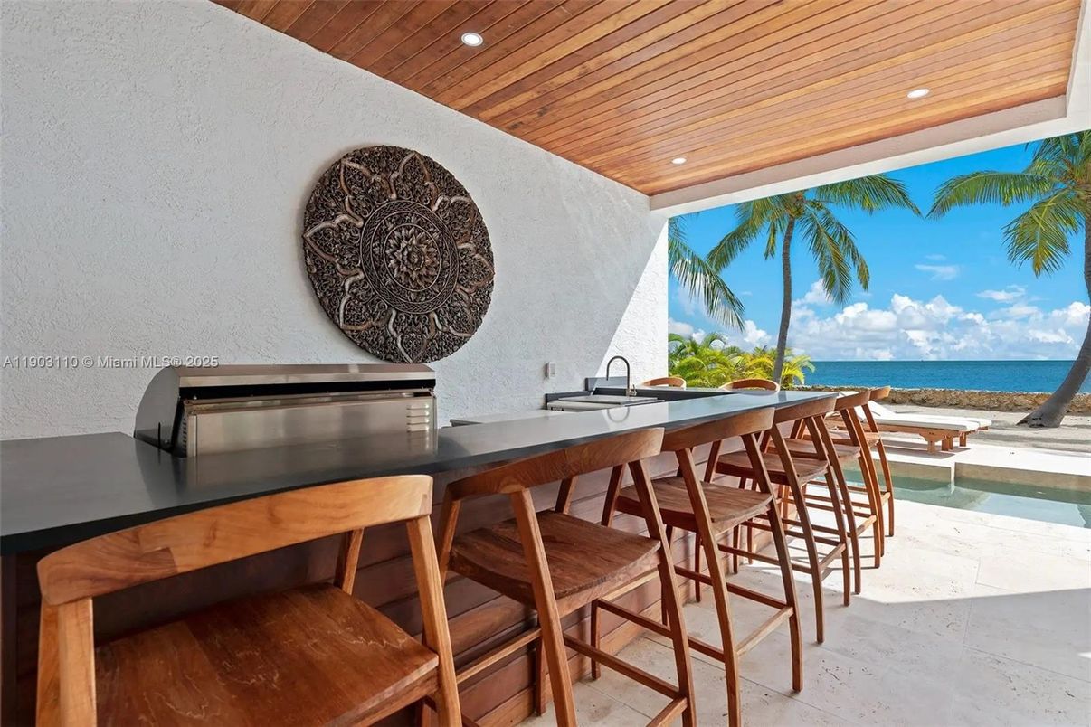 Exterior, Outdoor Kitchen, Water