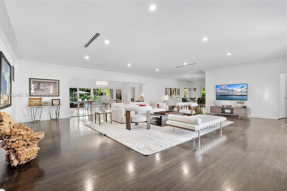 Dining room, Interior, Living room, Pendant Lights, Recessed Lighting, Wood Texture Flooring